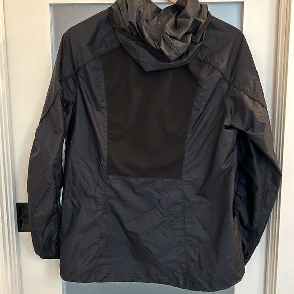 Woman’s Sunice Windbreaker large - Picture 6 of 7